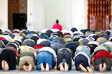 Al-Serkal Mosque, Muslim men praying at Friday prayers, Phnom Penh, Cambodia, Indochina, Southeast Asia, Asia