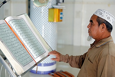 Masjid Nurul Naim Mosque, Imam reading the Quran, Phnom Penh, Cambodia, Indochina, Southeast Asia, Asia