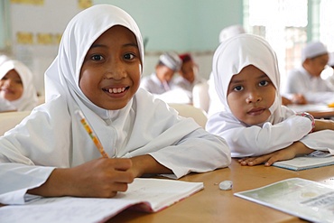 Nurunnaim Mosque, Muslim children learning at Islamic school, Phnom Penh, Cambodia, Indochina, Southeast Asia, Asia