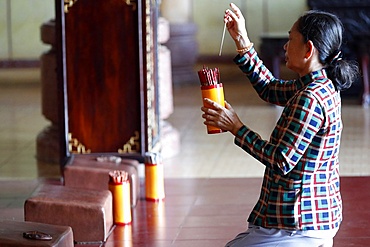 Woman at temple, Buddhist divination, Pho Da temple, Vung Tau, Vietnam, Indochina, Southeast Asia, Asia