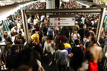 Rush hour in the Paris metro, Paris, France, Europe