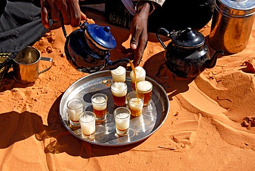 Tuareg pouring tea, Sebha, Ubari, Libya, North Africa, Africa