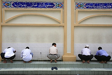 Men washing before prayers, Masjid Kampung Mosque, Kuala Lumpur, Malaysia, Southeast Asia, Asia