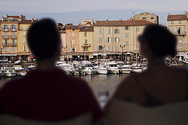 Couple in harbour side cafe bar, St. Tropez, Var, Provence, Cote d'Azur, French Riviera, France, Europe