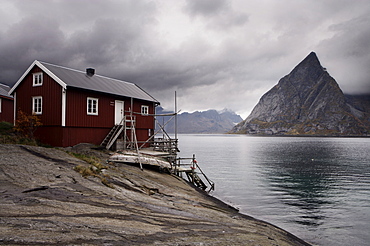 Rorbuer (fishermen's huts) on fjord with mountains, Lofoten Islands, Norway, Scandinavia, Europe