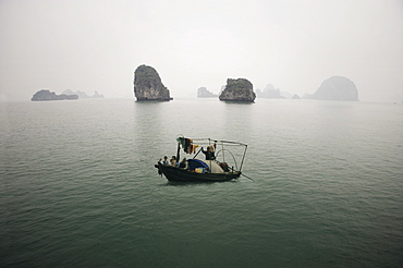 Family in fishing boat, Halong bay, Vietnam, Indochina, Southeast Asia, Asia