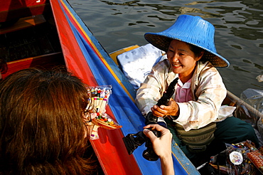 At the floating market on the klongs, Bangkok, Thailand, Southeast Asia, Asia