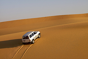 A 4X4 on the dunes of the erg of Murzuk in the Fezzan Desert, Libya, North Africa, Africa