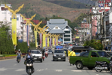 The border with Burma with the large covered bridge leading to Burma in the background, Mae Sai, Thailand, Southeast Asia, Asia