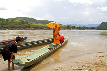 A monk on the Mekong River, from the village of Pak Ou, close to Luang Prabang, Laos, Indochina, Southeast Asia, Asia