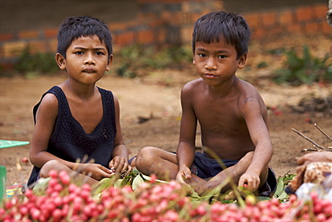 Children selling fruit, Siem Reap, Cambodia, Indochina, Southeast Asia, Asia