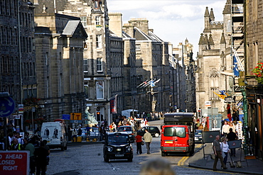 Castle street in Old Edinburgh, one of the most crowded streets of the city, Edinburgh, Lothian, Scotland, United Kingdom, Europe