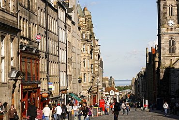 Castle street in Old Edinburgh, one of the most crowded streets of the city, Edinburgh, Lothian, Scotland, United Kingdom, Europe