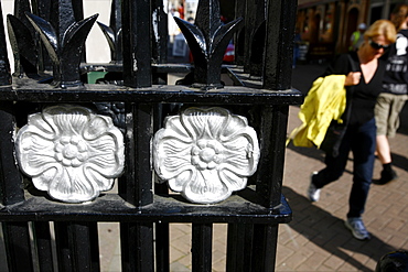 The entrance of Rose Street, famous for its pubs, Edinburgh, Lothian, Scotland, United Kingdom, Europe