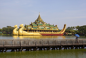 A couple walking in the Karaweit garden in Yangon (Rangoon), Myanmar (Burma), Asia