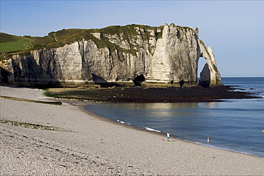 The great pebble beach of Etretat on the Cote d'Albatre, Seine Maritime, Normandy, France, Europe