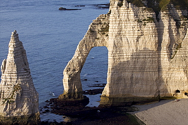 The pebble beach of the Aiguille of Etretat and the cliffs of the Cote d'Albatre, Seine Maritime, Normandy, France, Europe