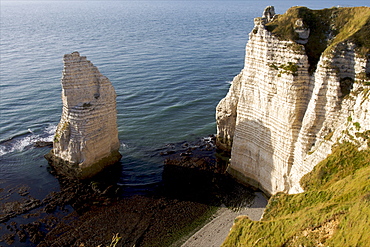 The pebble beach of Etretat and the cliffs of the Cote d'Albatre, Seine Maritime, Normandy, France, Europe