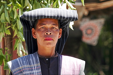 Woman at a Batak dance show in Samosir, Lake Toba, Sumatra, Indonesia, Southeast Asia, Asia