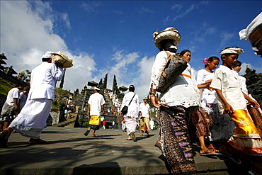 Pilgrims entering the temple of Besakih, Bali, Indonesia, Southeast Asia, Asia