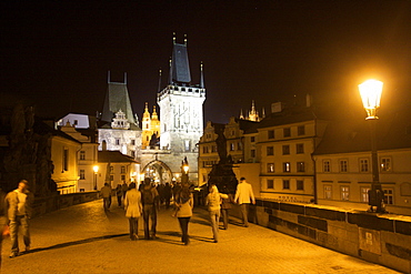 The Charles Bridge over the Vltava River, UNESCO World Heritage Site, Prague, Czech Republic, Europe