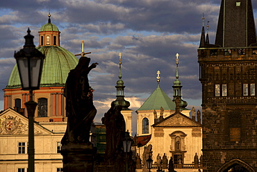 Charles Bridge at dusk, Little Quarter, Prague, UNESCO World Heritage Site, Czech Republic, Europe