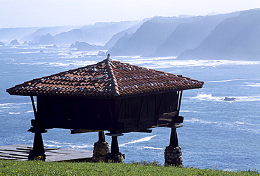 Grain store overlooking the Atlantic coast, Cadavedo, Asturias, Spain, Europe