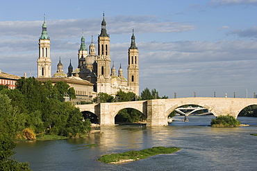 Basilica-Cathedral of Our Lady of the Pillar and Rio Ebro, Zaragoza, Aragon, Spain, Europe