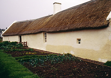 Birthplace of Scottish poet Robert Burns, an 18th century single storey cottage, Alloway, Ayrshire, Scotland, United Kingdom, Europe