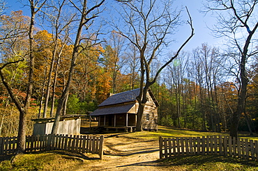 Old cottage with colourful foliage in the Indian summer, Great Smoky National Park, Tennessee, United States of America, North America