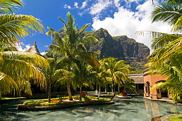 The pool of the Beachcomber Dinarobin six star hotel with Mont Brabant in the background, Mauritius, Indian Ocean, Africa