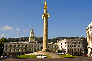 Golden Statue of St. George, with Freedom Hall behind, on Tavisuplebis Moedani (Freedom Square), Tiblisi, Georgia, Caucasus, Central Asia, Asia