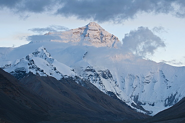 Sunset at Mount Everest (Mount Sagarmatha),  Zhumulangma Peak, the world's highest mountain, 8,848 metres above sea level, Tibet, China, Asia