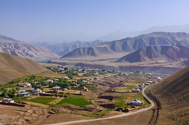 Little village along the road between Sary Tash and Osh in the mountains, Kyrgyzstan, Central Asia, Asia