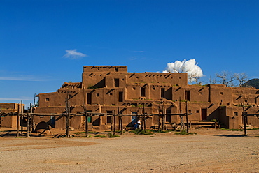 The old Indian pueblo, Martinez Hacienda, made of adobe, Taos, New Mexico, United States of America, North America