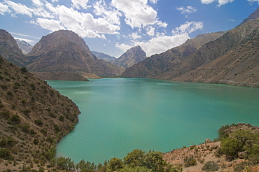 Turquoise Alexander Lake (Iskanderkul Lake) in Fann Mountains, Tajikistan, Central Asia, Asia