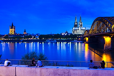 Rhine bridge and Cathedral of Cologne above the River Rhine at night, Cologne, North Rhine bridge and Cathedral of Cologne above the River Rhine at night, Cologne, North Rhine-Westphalia, Germany, Europe 