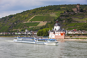 Cruise ship passing the Mouse Tower of Bingen in the Rhine valley, Rhineland-Palatinate, Germany, Europe