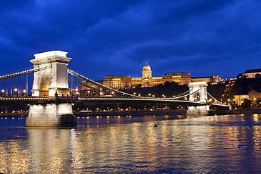 The Chain Bridge across the River Danube at night, Budapest, Hungary, Europe 