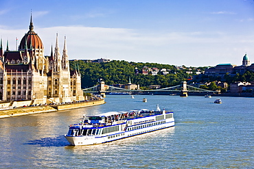 Cruise ship passing the Parliament on the Danube, Budapest, Hungary, Europe