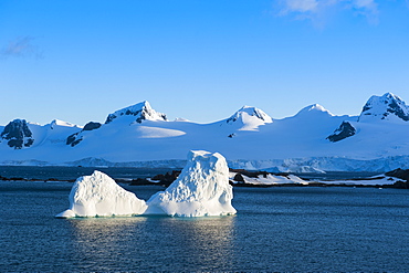 Lonely iceberg, Half Moon Bay, South Shetland Island Islands, Antarctica, Polar Regions 