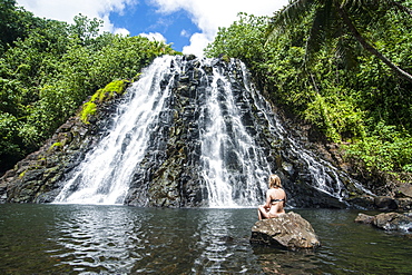 Woman sitting in front of the Kepirohi waterfall, Pohnpei (Ponape), Federated States of Micronesia, Caroline Islands, Central Pacific, Pacific 