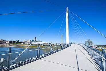 Bob Kerrey Pedestrian Bridge crossing the Missouri River from Nebraska to Iowa, Omaha, Nebraska, United States of America, North America 