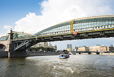 Bridge spanning the Moskva River (Moscow River), Moscow, Russia, Europe