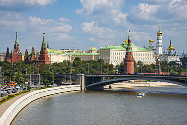 The Moskva River (Moscow River) and the Kremlin, UNESCO World Heritage Site, Moscow, Russia, Europe 