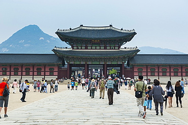 Tourists walking to the Gyeongbokgung Palace, Seoul, South Korea, Asia