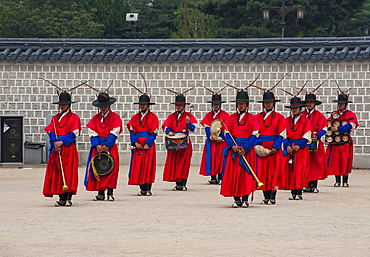 Ceremonial changing of the guard, Gyeongbokgung Palace, Seoul, South Korea, Asia