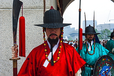 Ceremonial changing of the guard, Gyeongbokgung Palace, Seoul, South Korea, Asia