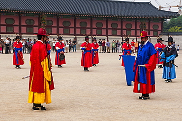 Ceremonial changing of the guard, Gyeongbokgung Palace, Seoul, South Korea, Asia