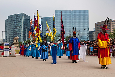 Ceremonial changing of the guard, Gyeongbokgung Palace, Seoul, South Korea, Asia